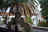 Azzorre, Isola Terceira - Angra do Heroismo, giardini del Duca di Terceira (gi del Monastero di Sao Fancisco). Il busto brasiliano-amerindo e la cisterna per l'acqua utilizzati, storicamente, per irrigare il giardino.